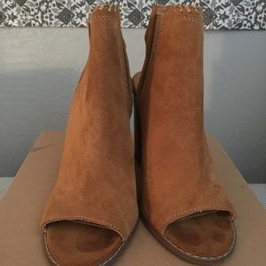 Suede urban outfitter brown size 8 booties